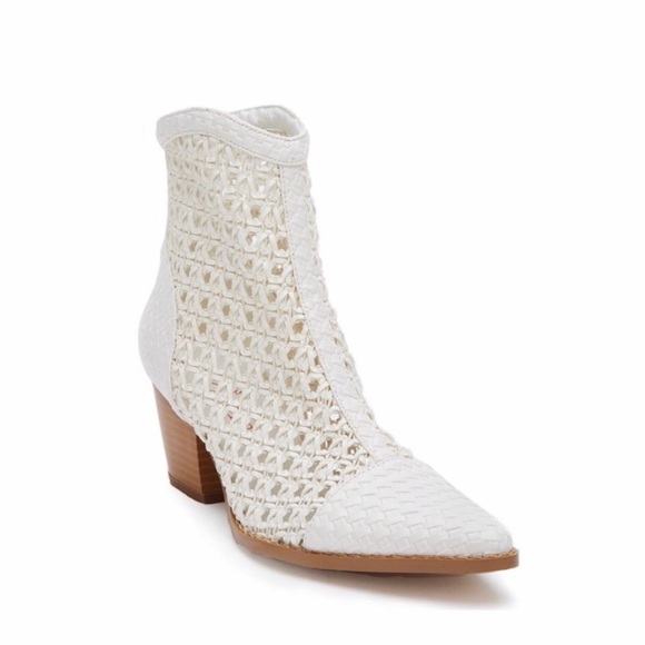 Edge StyLe Shoes - • 2X H P LAST 1 • MatIsse Caught Up Bootie - White